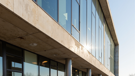 宝安中学教学楼外观，现代化建筑风格，校园绿化良好，蓝天白云背景